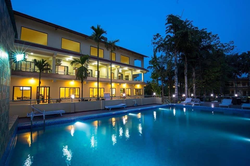 Hotel Rainforest Sauraha Kültér fotó