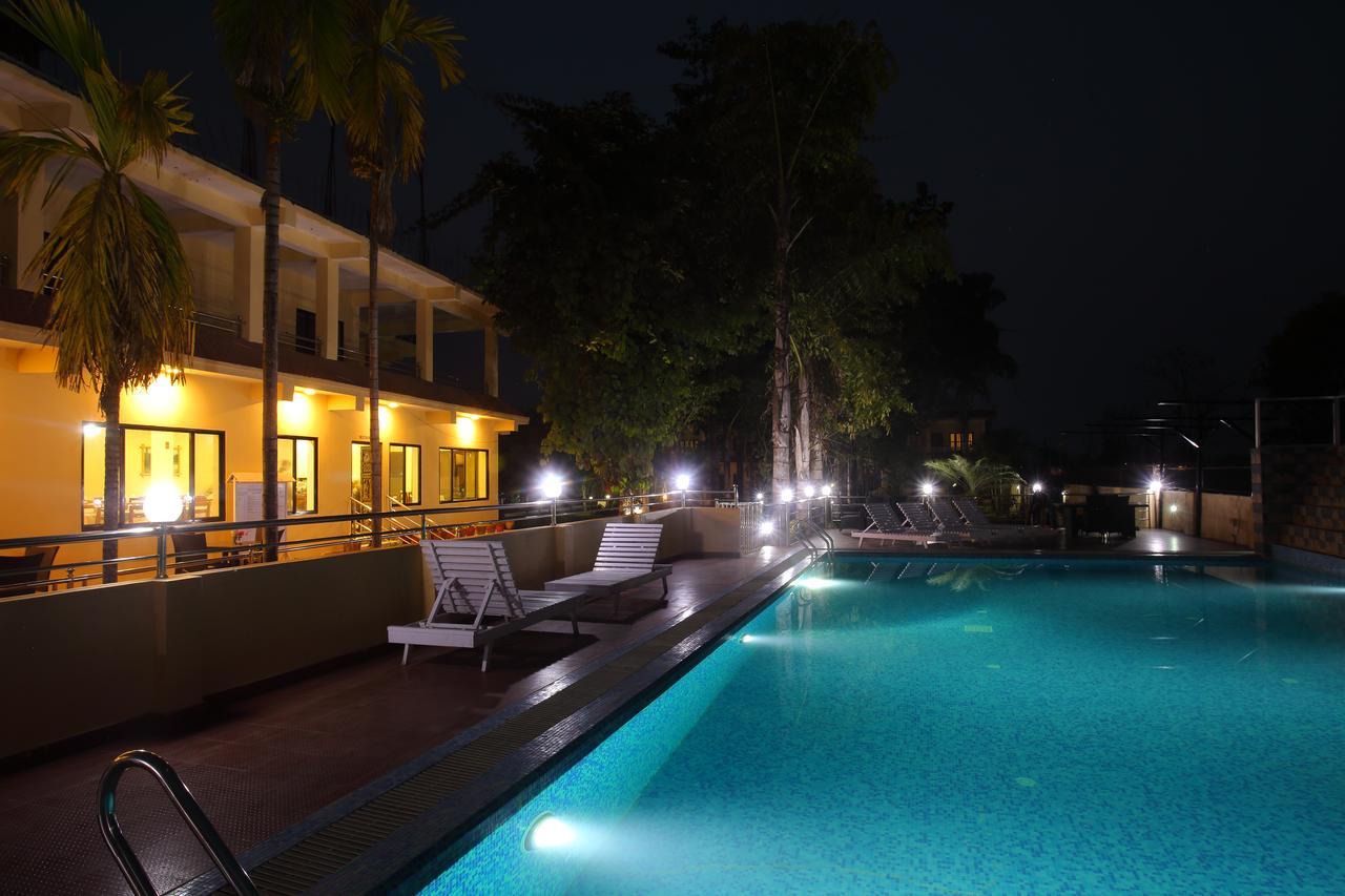 Hotel Rainforest Sauraha Kültér fotó