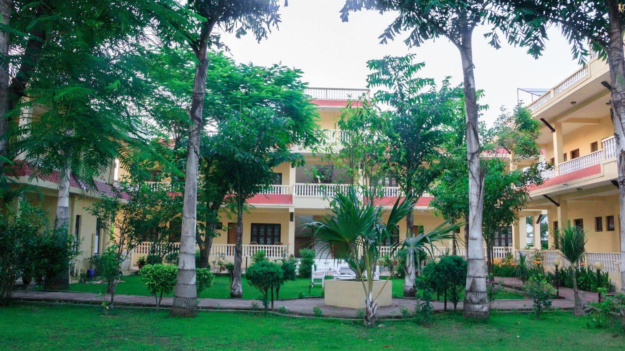 Hotel Rainforest Sauraha Kültér fotó