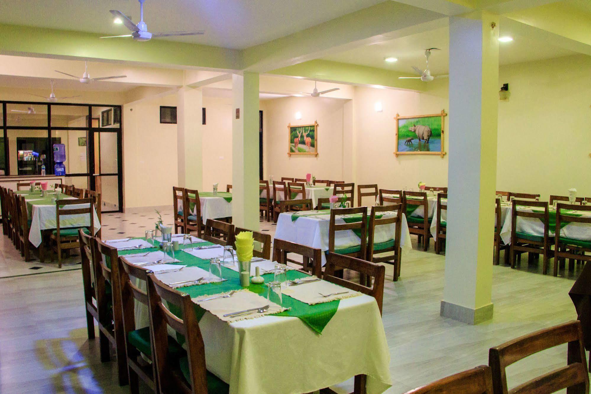Hotel Rainforest Sauraha Kültér fotó