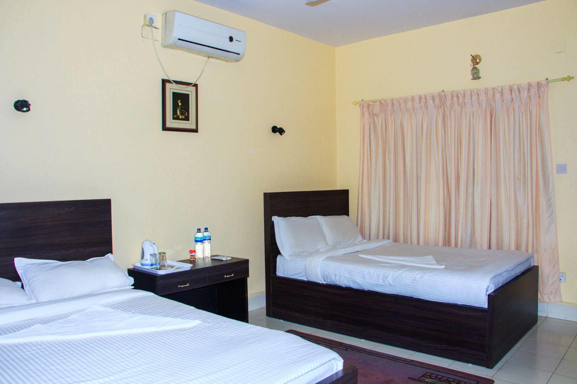 Hotel Rainforest Sauraha Kültér fotó