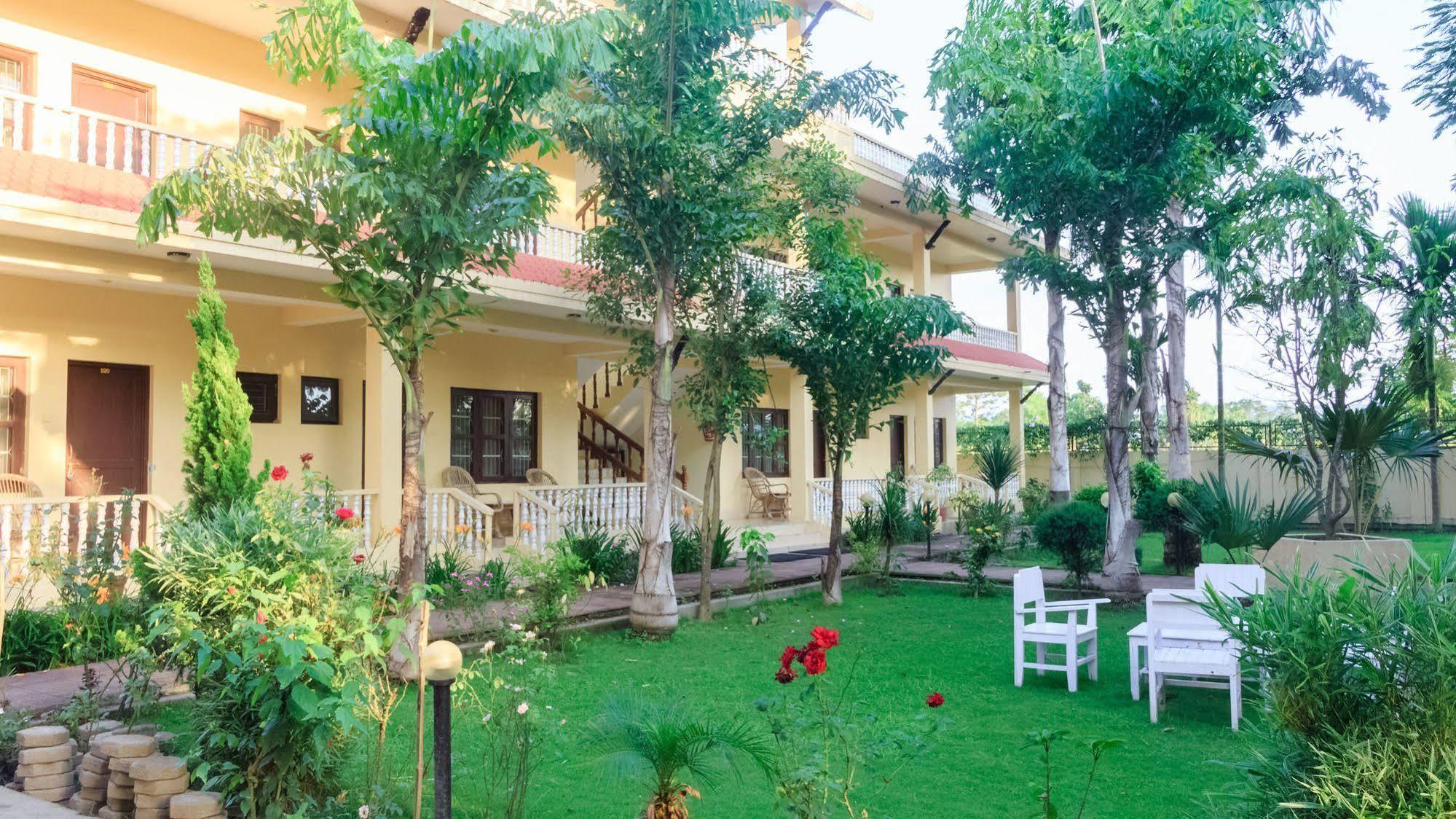Hotel Rainforest Sauraha Kültér fotó